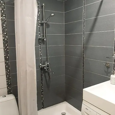New! Cozy With Free Guarded Parking Apartament Ryga
